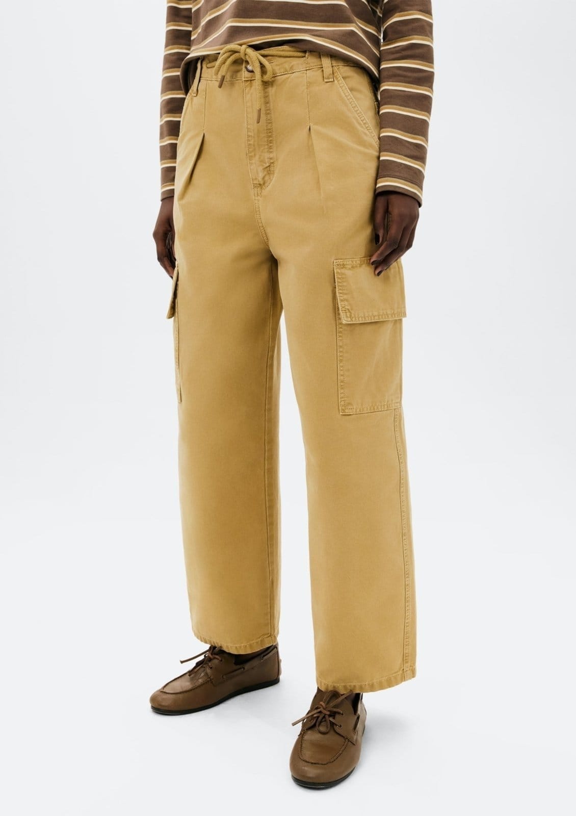 Vista 2 Calça Feminina Barrel Cintura Média De Sarja Hering amarelo