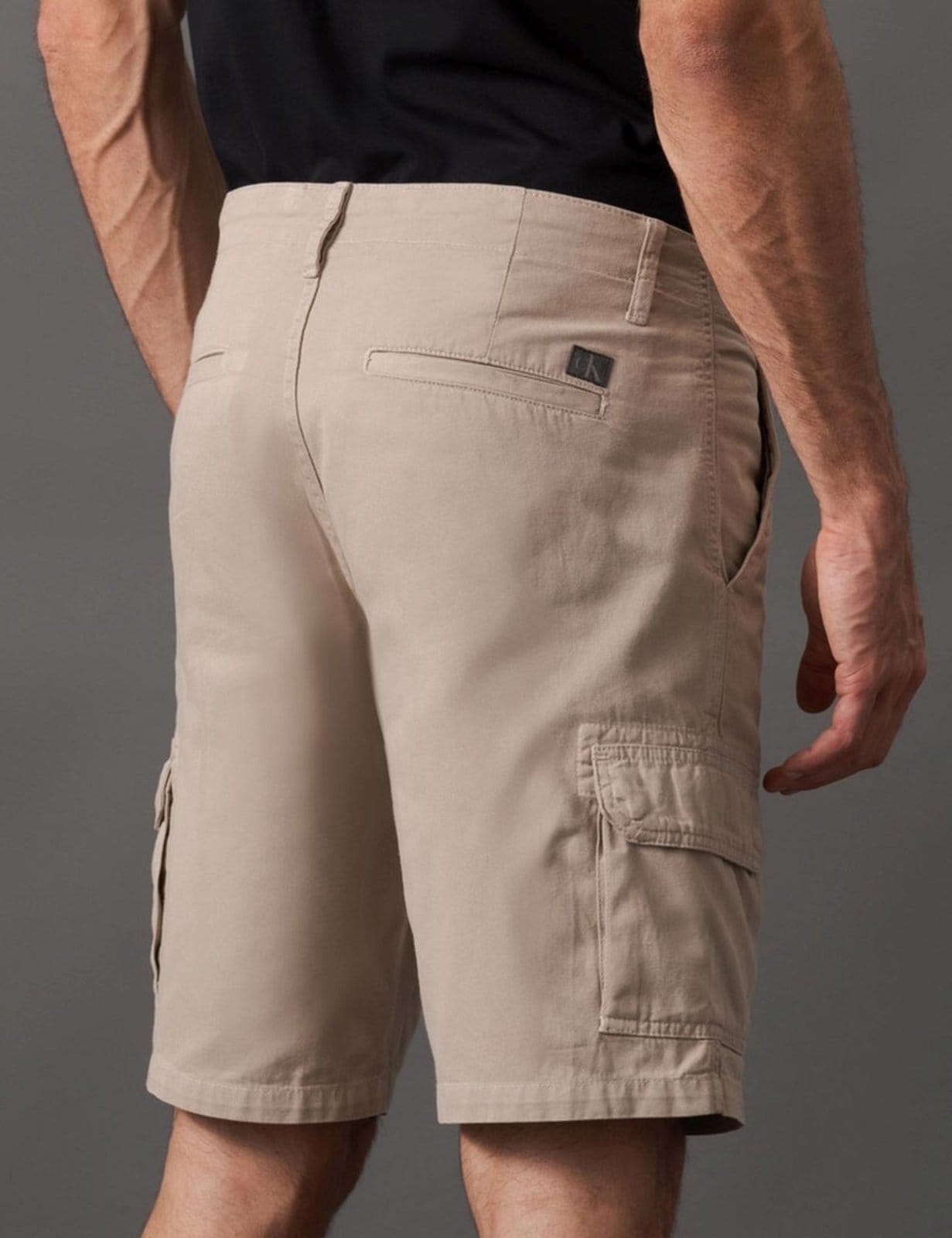 Vista 2 Bermuda Masculina Color Cargo Calvin Klein Jeans - Caqui Claro Calvin Klein Jeans cáqui caqui