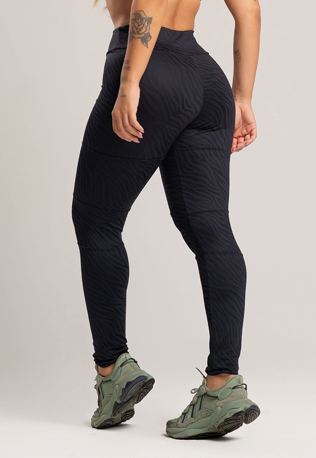 Vista 2 Calça Legging MVB Modas Cintura Alta Recortes Texturizada Jacquard Mvb Modas preto