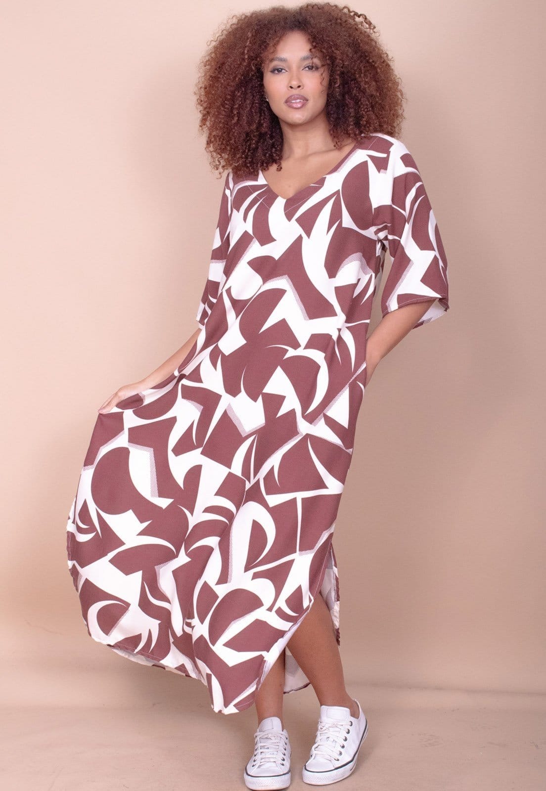 Vista 2 Vestido Cabanafree Midi Abapã Plano com Bolso Estampa Raízes Cabanafree estampado/marrom/off-white