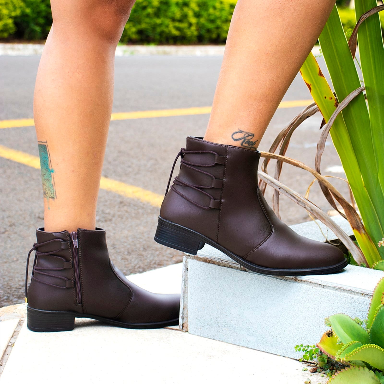 Vista principal Bota Feminina Cano Baixo Coturno Com Zíper Lateral Salto Baixo Detalhe Amarrar BREDENI marrom