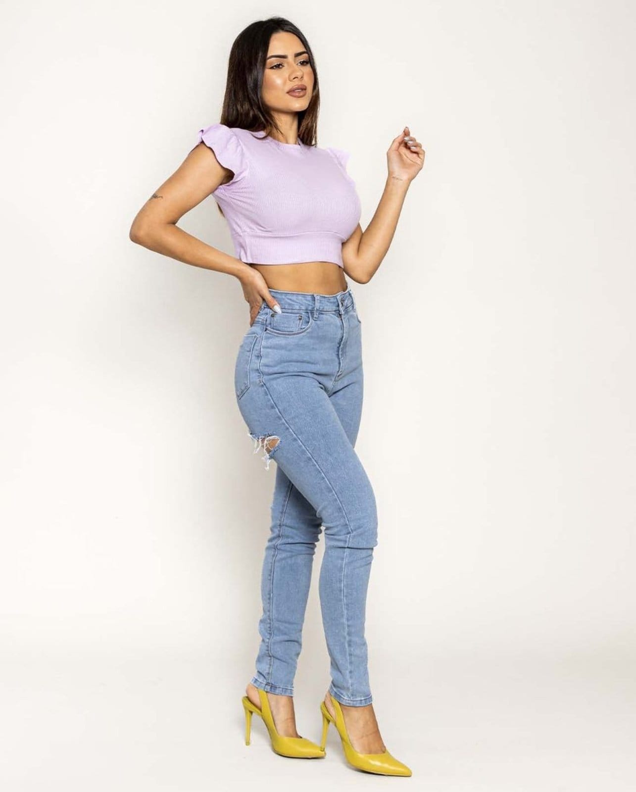 Vista 2 Calça Feminina Mom com Rasgo Abaixo do Quadril 00250 Média Consciência jeans