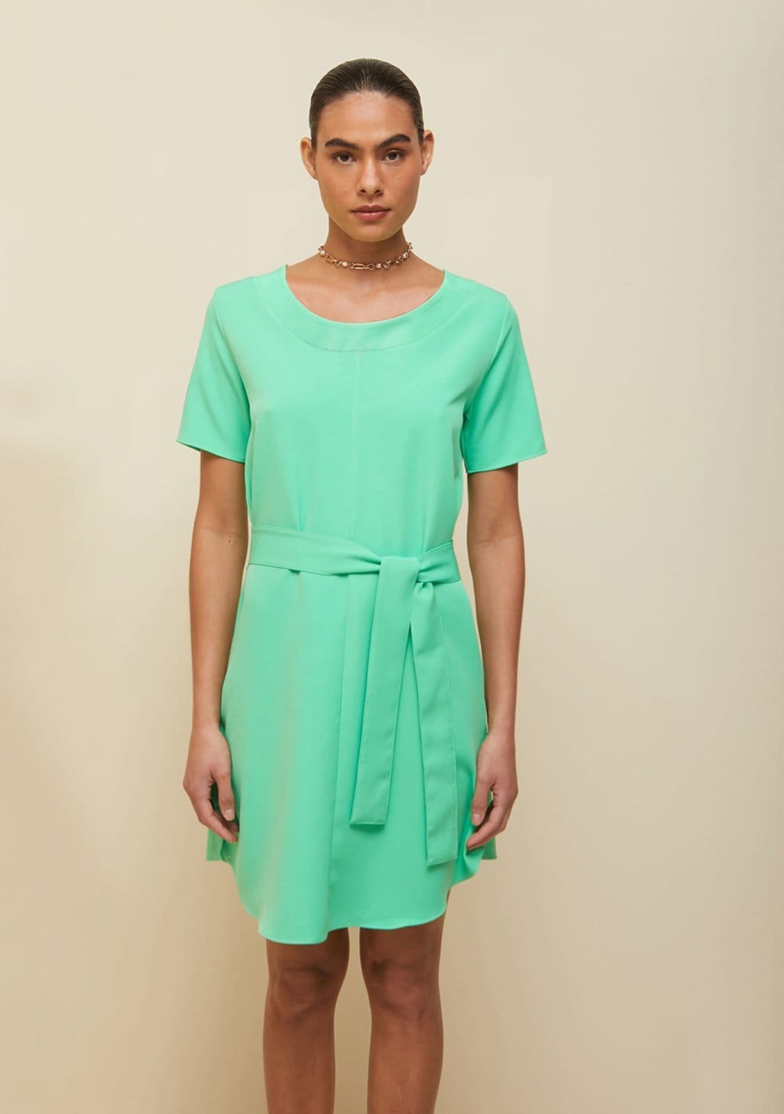 Vista 2 Vestido Morena Rosa Curto Decote Redondo Com Faixa Verde Morena Rosa verde rosa