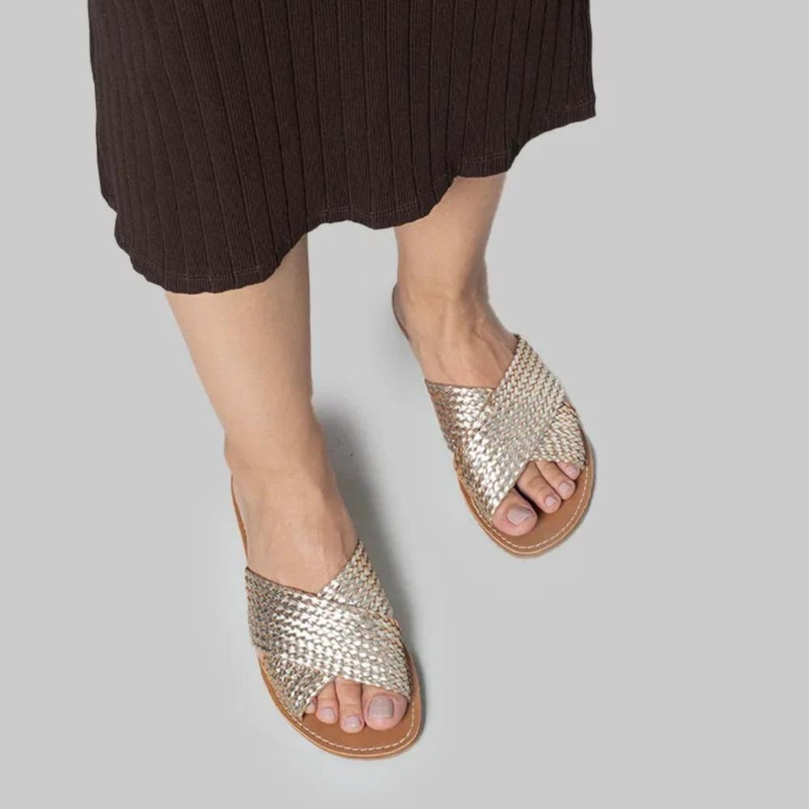 Vista 2 Sandália OSC Rasteira Tiras Cruzadas Feminina OSC dourado