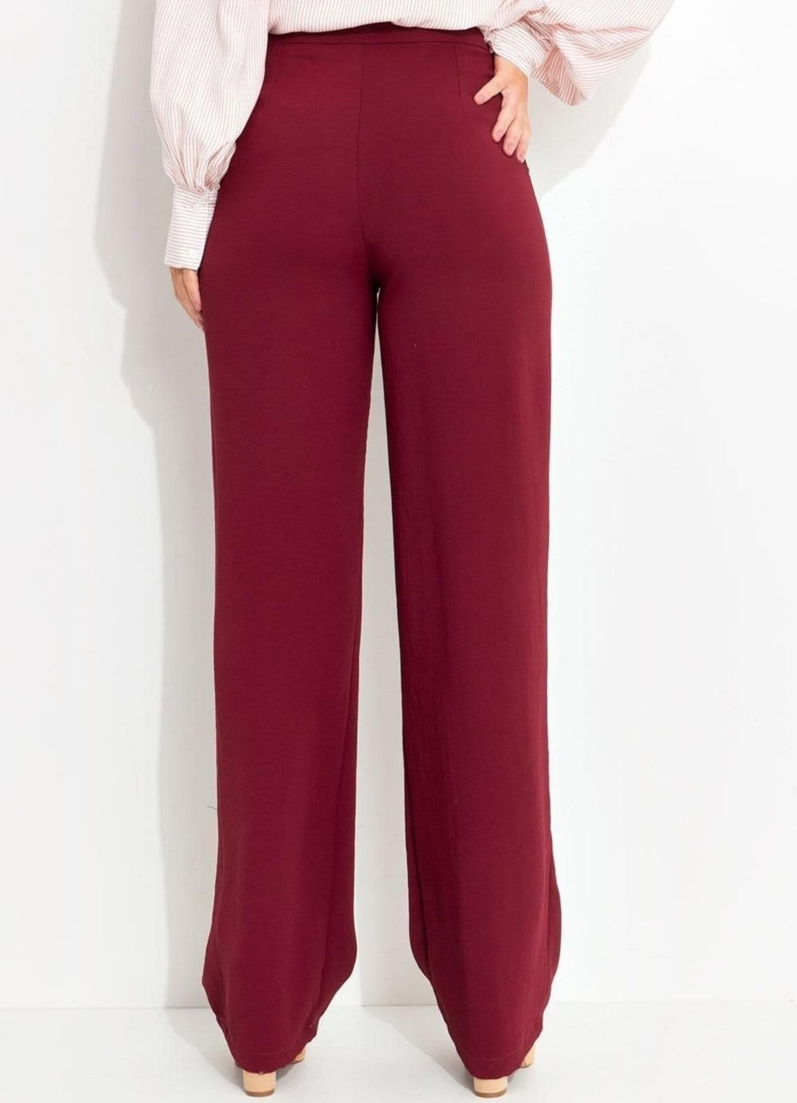 Vista 2 Calça Bordô Em Tecido Acetinado Quintess vermelho