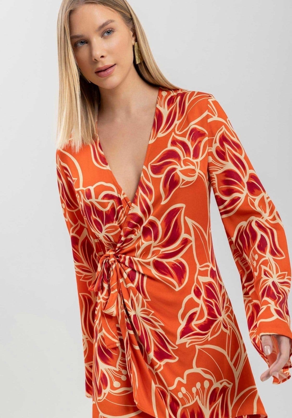 Vista 2 Macacão Lez a Lez Curto Estampado Com Mangas Amplas E Amarração Lez a Lez poás