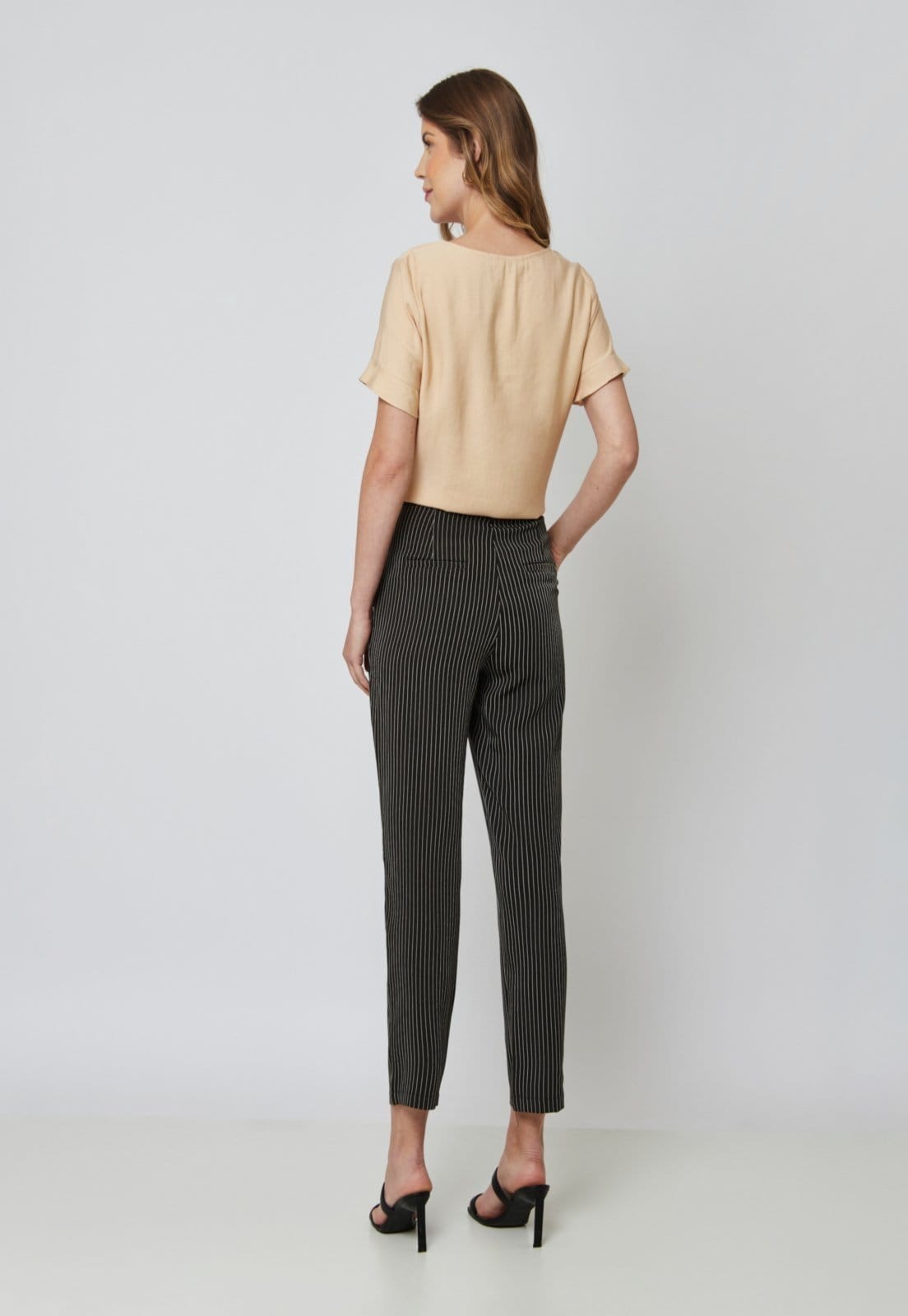 Vista 2 Calça Risca de Giz Cigarrete Alfaiataria Miss Joy 8037 Feminino MISS BY JOY listrado/preto