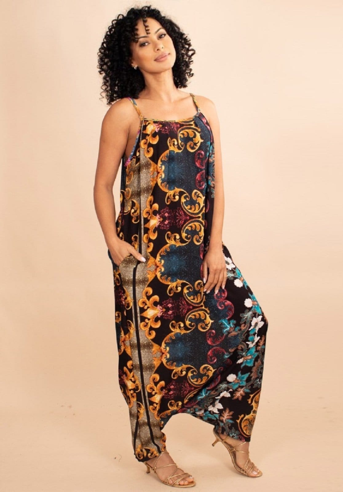 Vista 2 Macacão Saruel Solto Bilbao Arabesco Amazonia Vital amarelo/azul/estampado/lilás/multicolorido