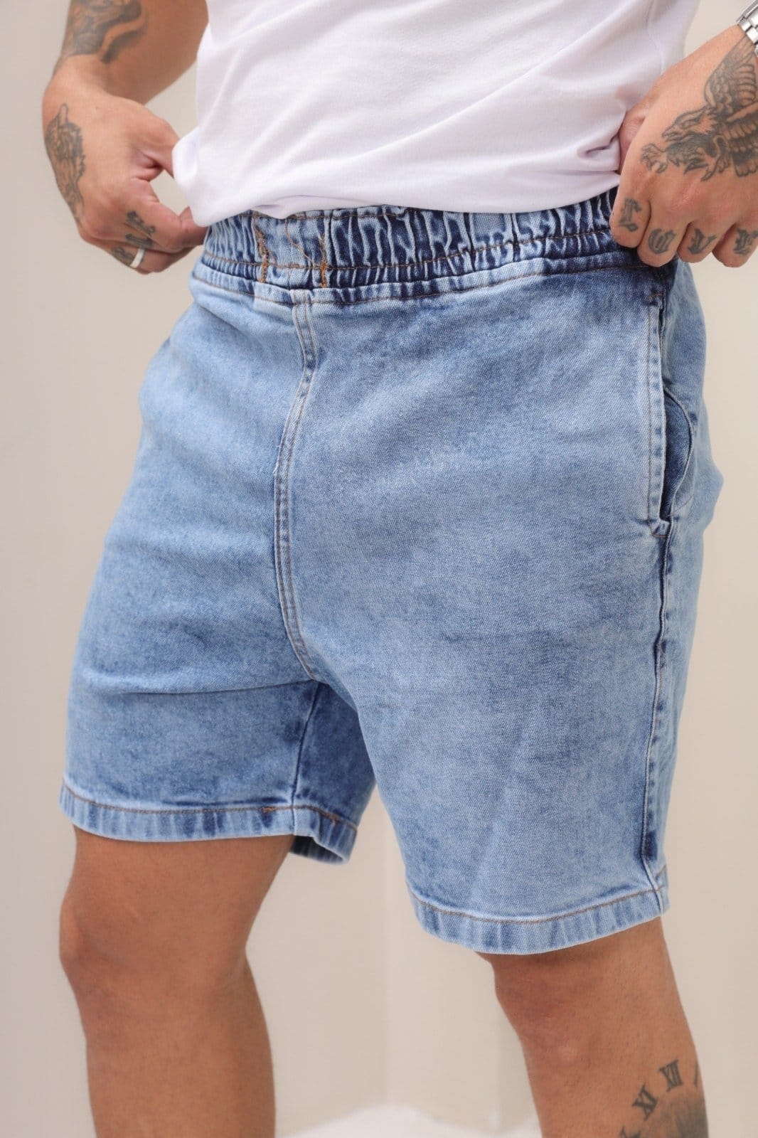 Bermuda Masculina Jeans Marmorizada com Elástico na Cintura