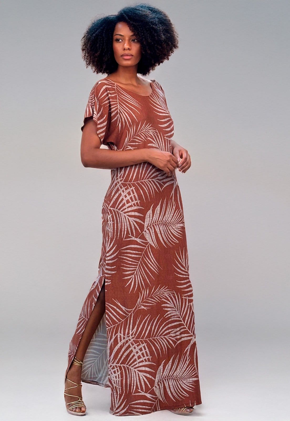 Vista 2 Vestido Longo Malha Cabanafree Fenda na Lateral Estampa Palmas Terra Cabanafree azul/estampado/marrom/multicolorido