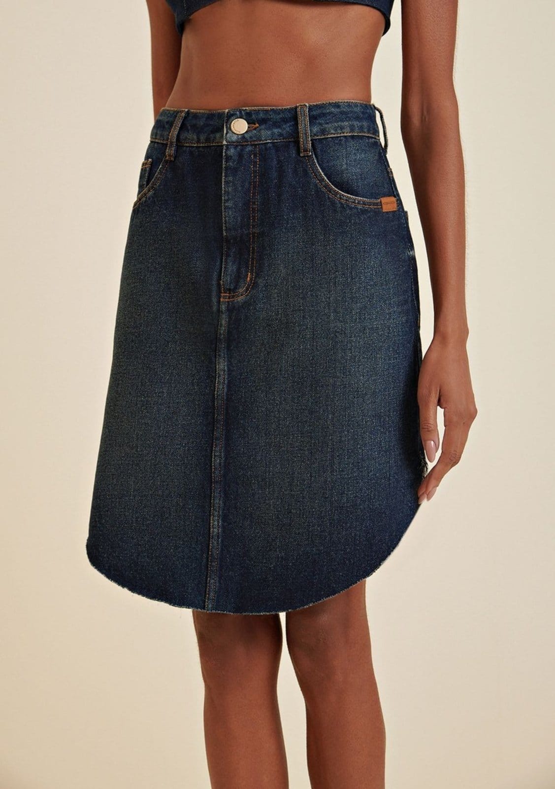 Vista 2 Saia Morena Rosa Midi Reta Com Bolso Relogio Jeans Morena Rosa jeans rosa