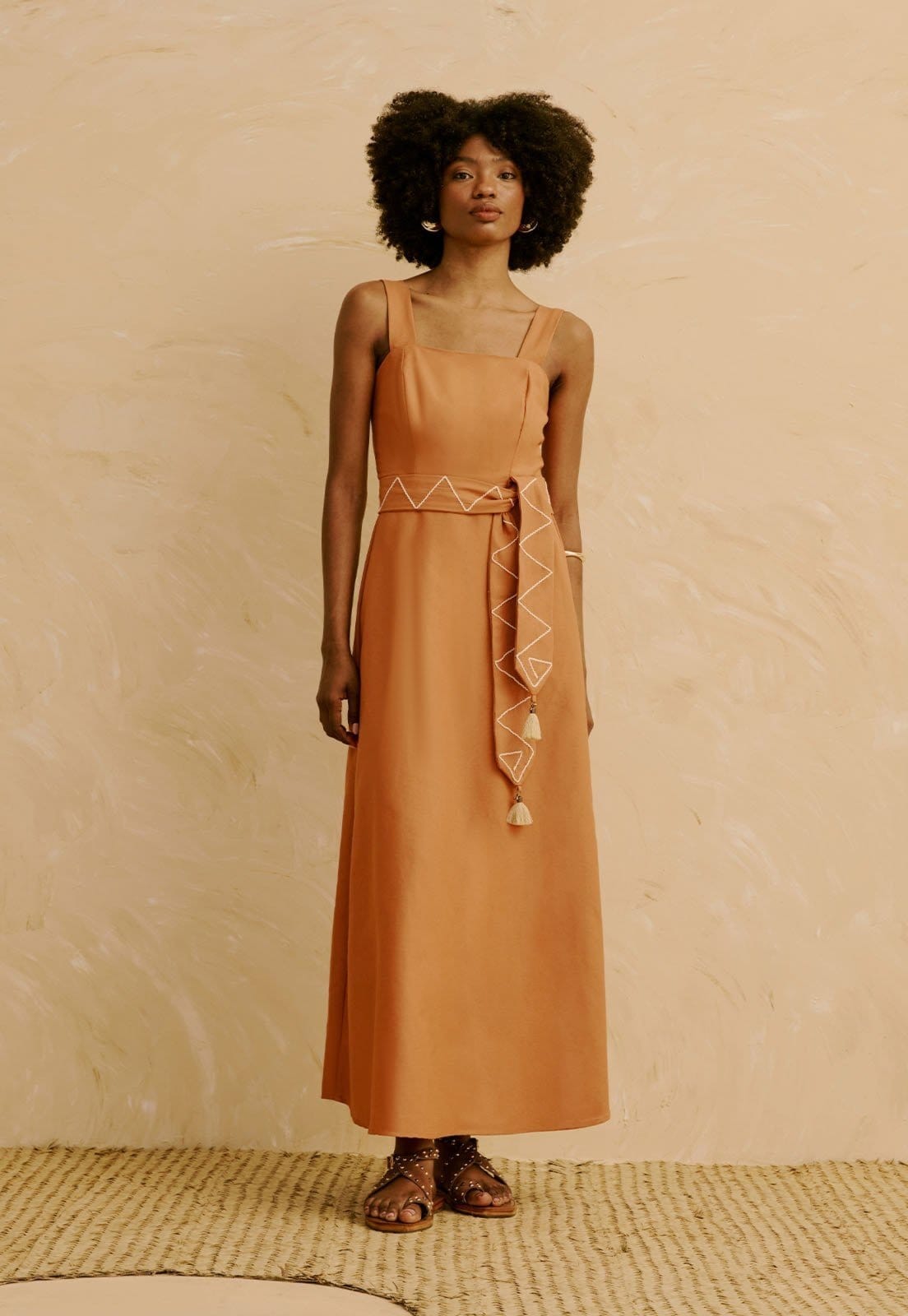 Vestido Midi Liso Detalhes Bordados