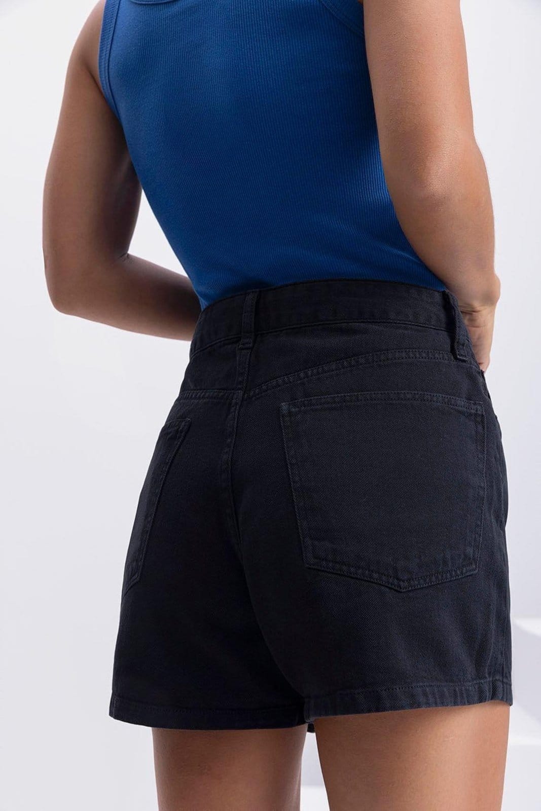 Vista 2 Shorts feminino em sarja Essendi Essendi preto