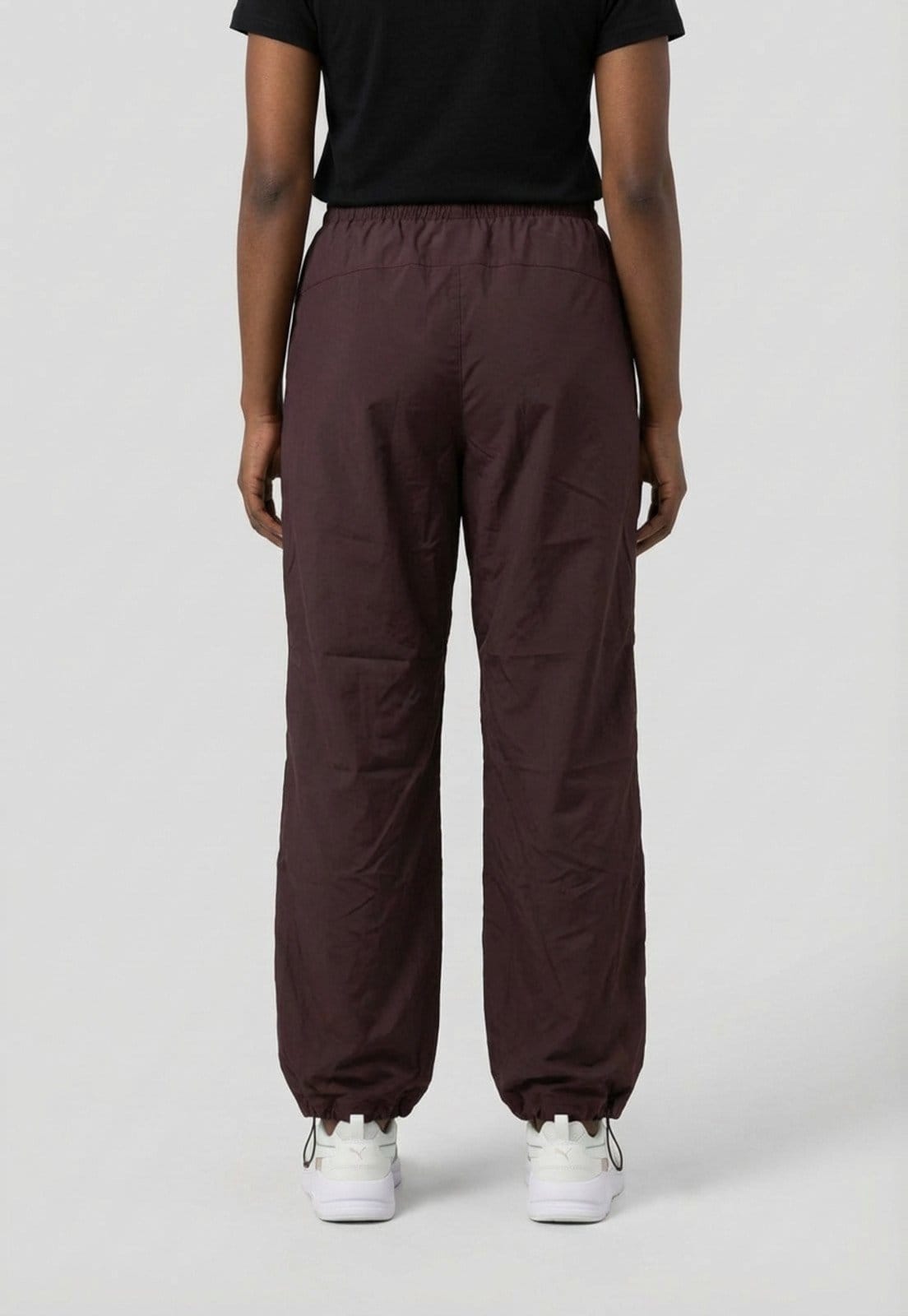 Vista 2 Calça Feminina Puma Wardrobe ESS Parachute Woven Pants Puma marrom