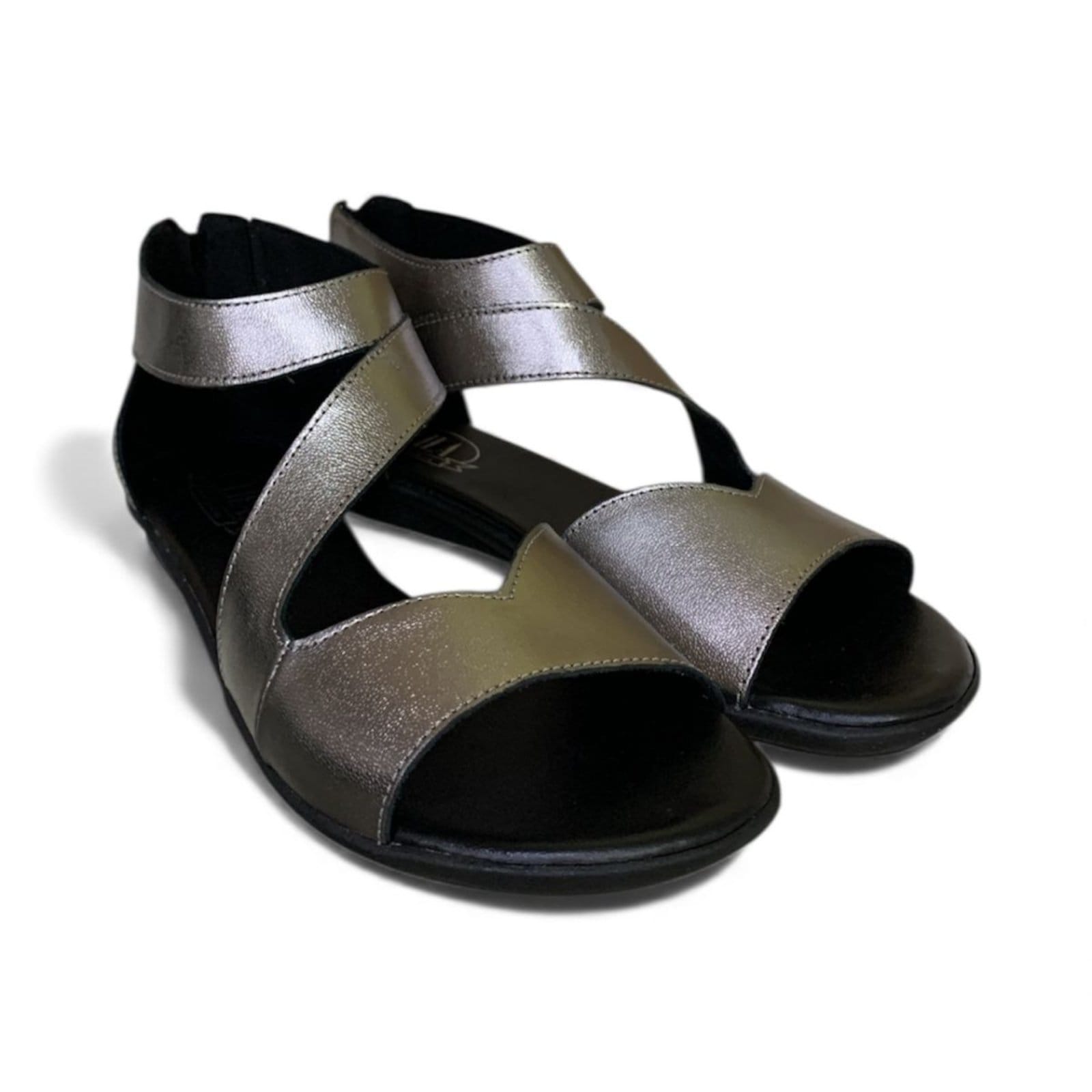 Vista 2 Sandália Feminina em Couro Flat Búzios BZ055 Metálico Balatore Shoes cinza