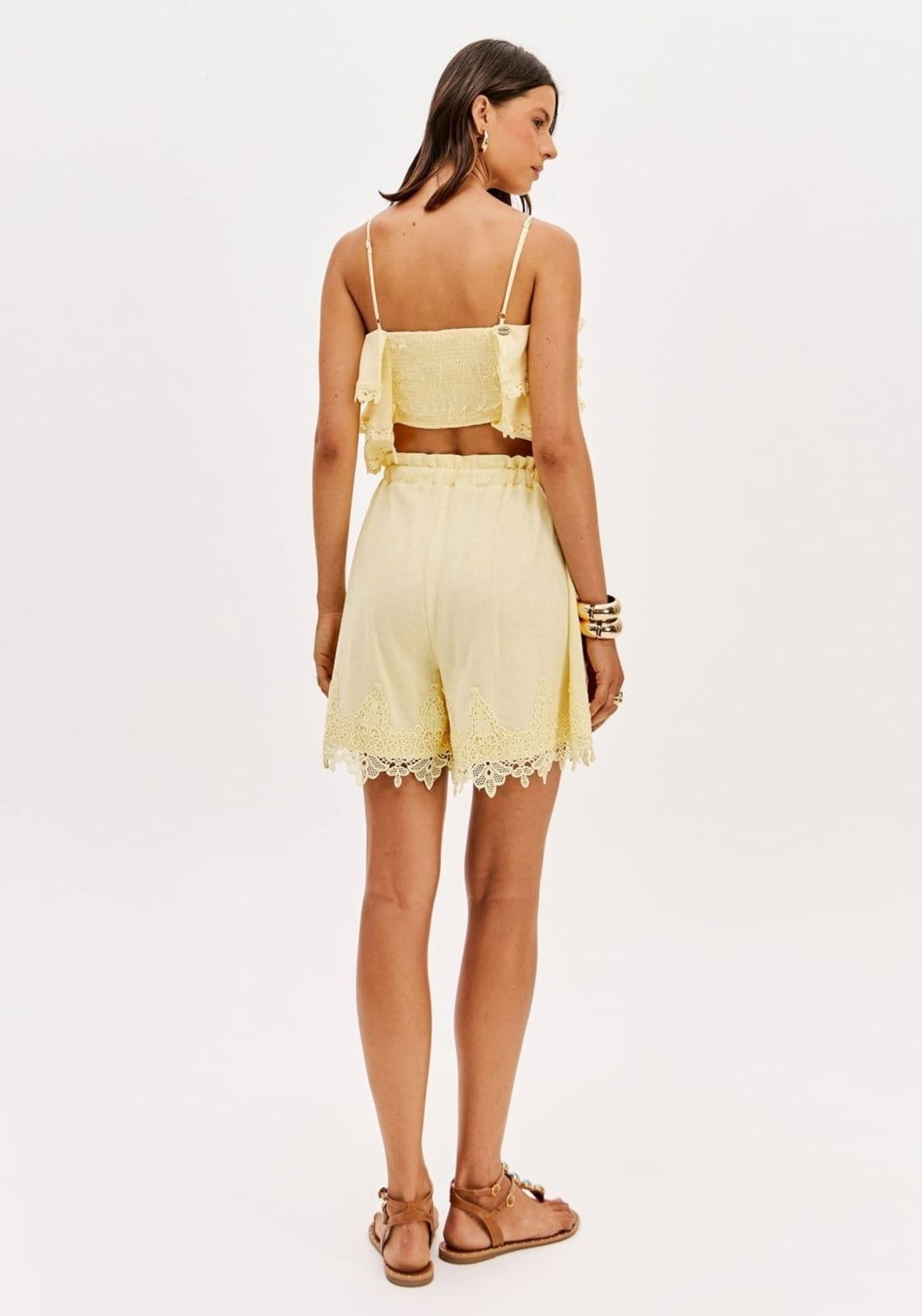 Vista 2 Short Amplo Com Linho Lança Perfume amarelo