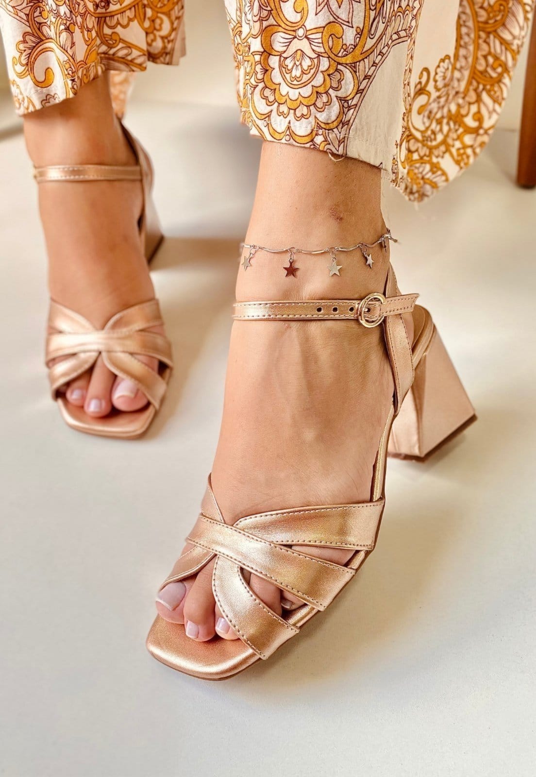 Vista 2 Sandália Salto Geométrico Feminina Atalia Shoes Metalizado Aranha Tendência 2025 Atalia Shoes bronze/cobre