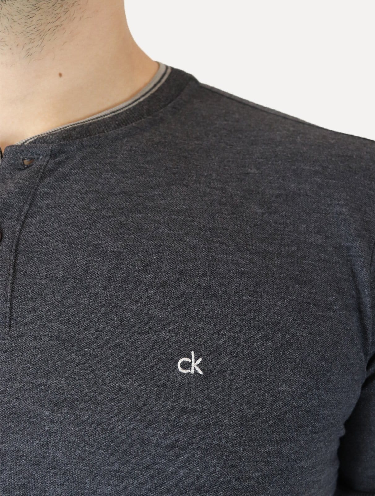 Vista 2 Polo Calvin Klein Slim Fit Gola Portuguesa Friso Chumbo Calvin Klein grafite