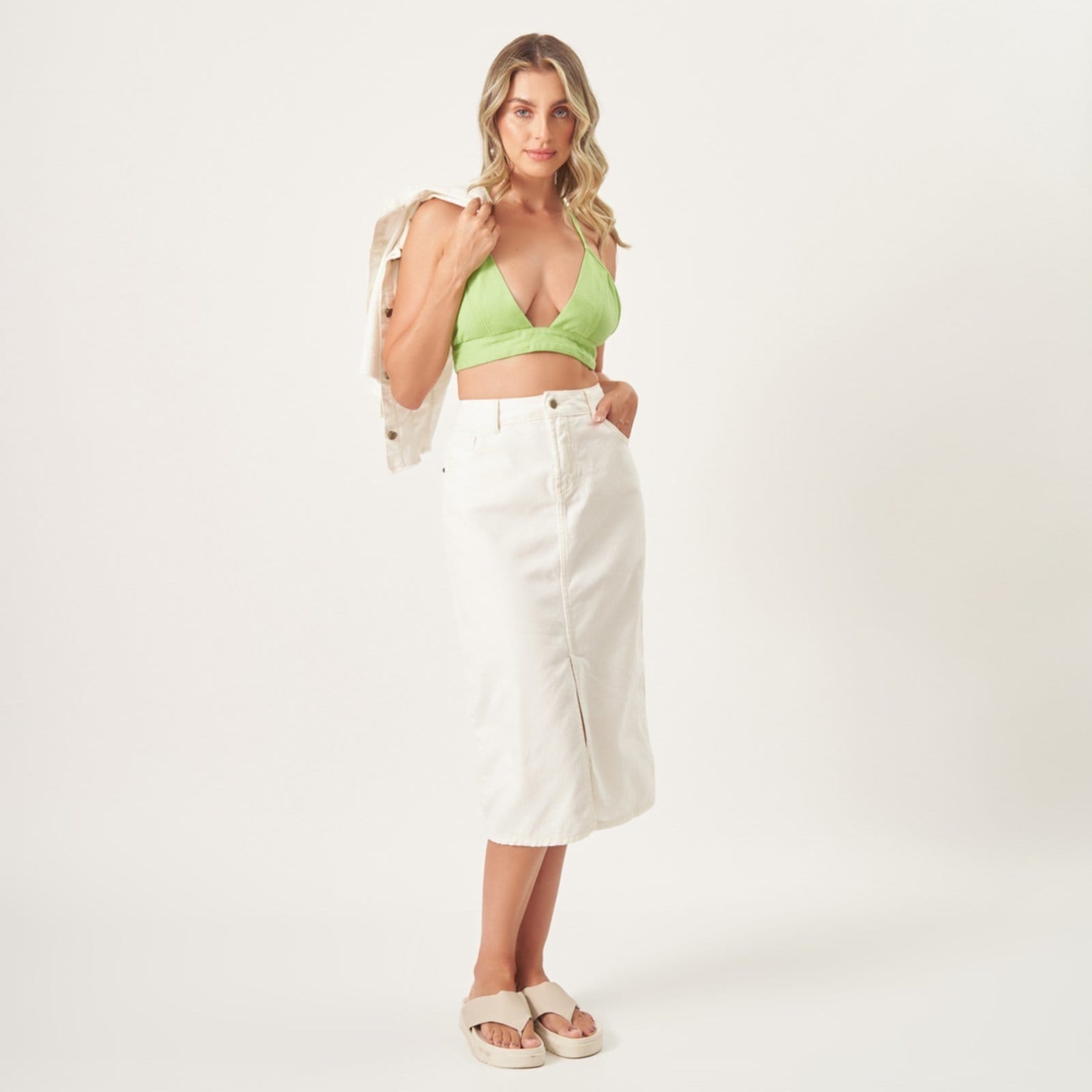 Vista 2 Saia Midi Jeans Color Reta Fenda Frontal Cru Bloom branco