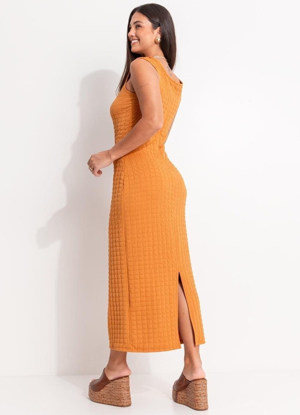 Vista 2 Vestido Texturizado Quintess Caramelo Quintess bege