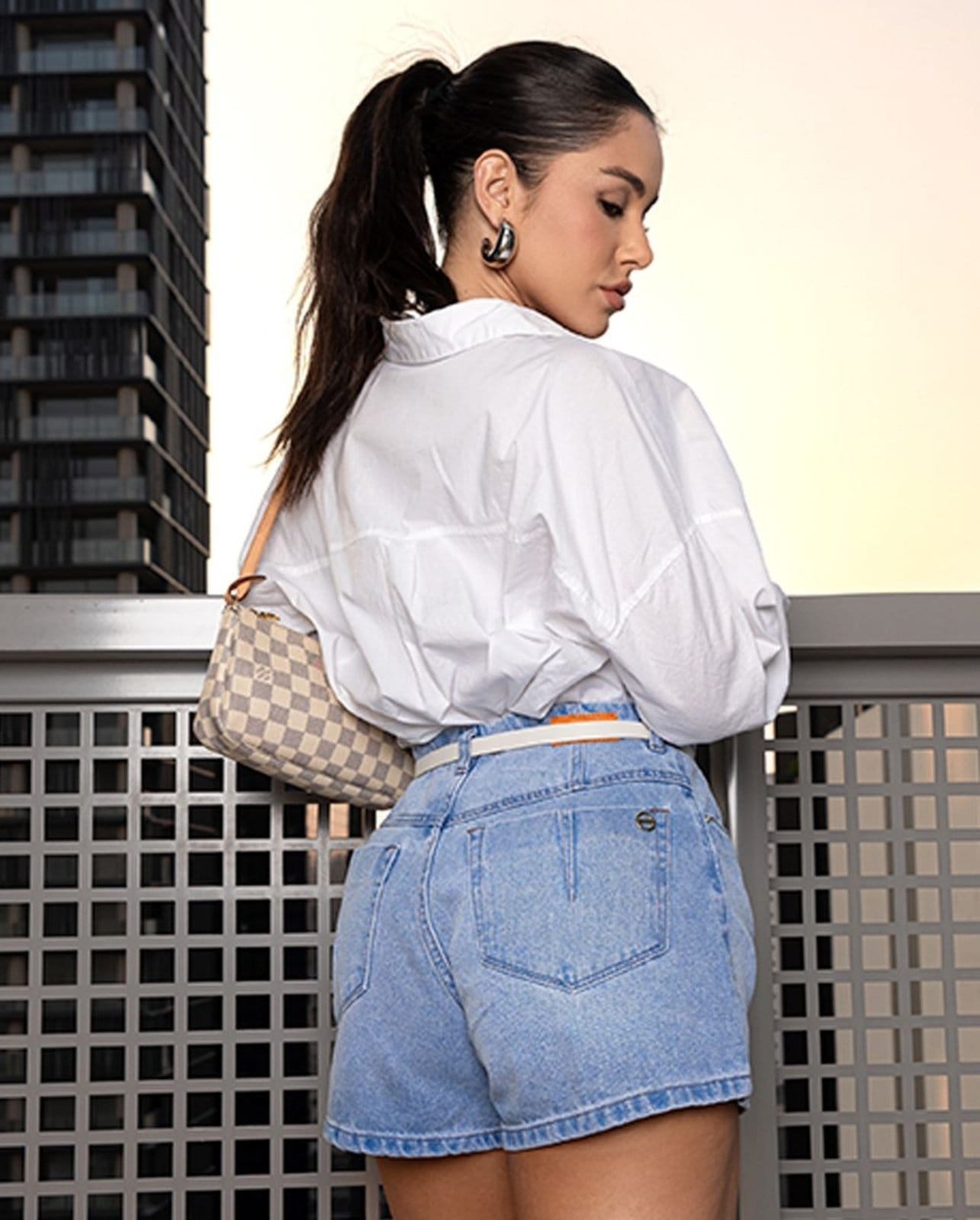 Vista 2 Shorts Mom Feminino Cintura Alta com Cinto 24235 Média Consciência jeans