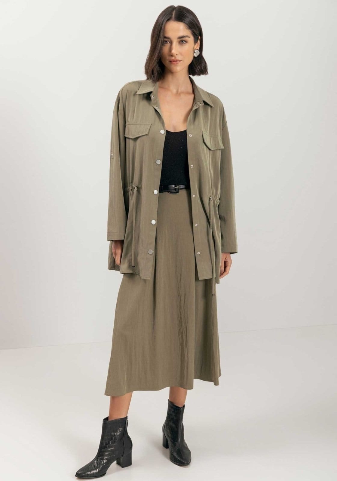 Parka Alongada Com Botões E Regulagem Na Cintura