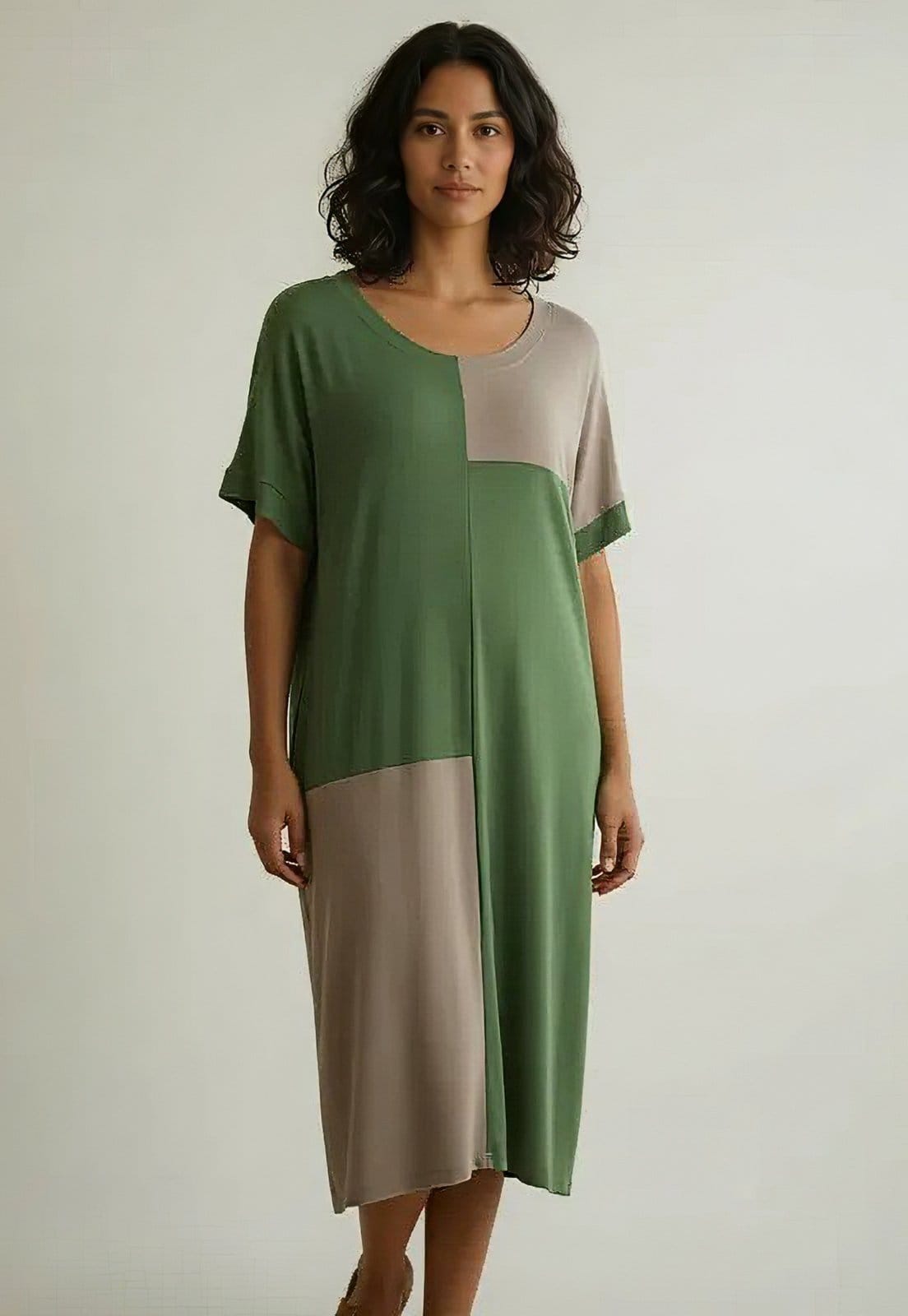 Vista 2 Vestido CabanaFee Terra Serena Midi Plus Mata e Areia Mineral Cabanafree verde