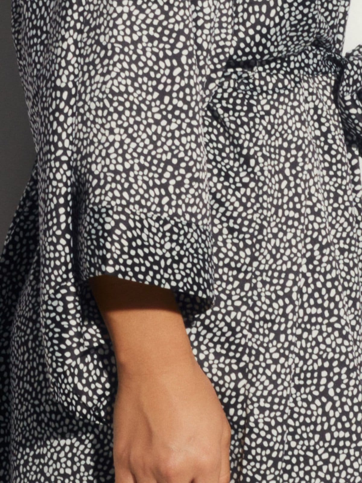 Vista 2 Robe Curto Manga Longa Cetim Bella Luna Poa Preto/Branco Loungerie incolor