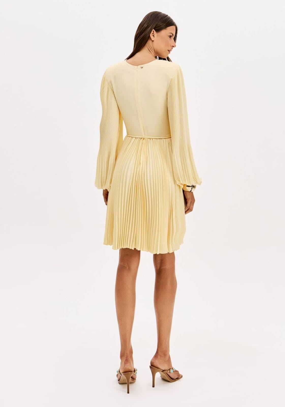 Vista 2 Vestido Curto Plissado Manga Longa Lança Perfume amarelo