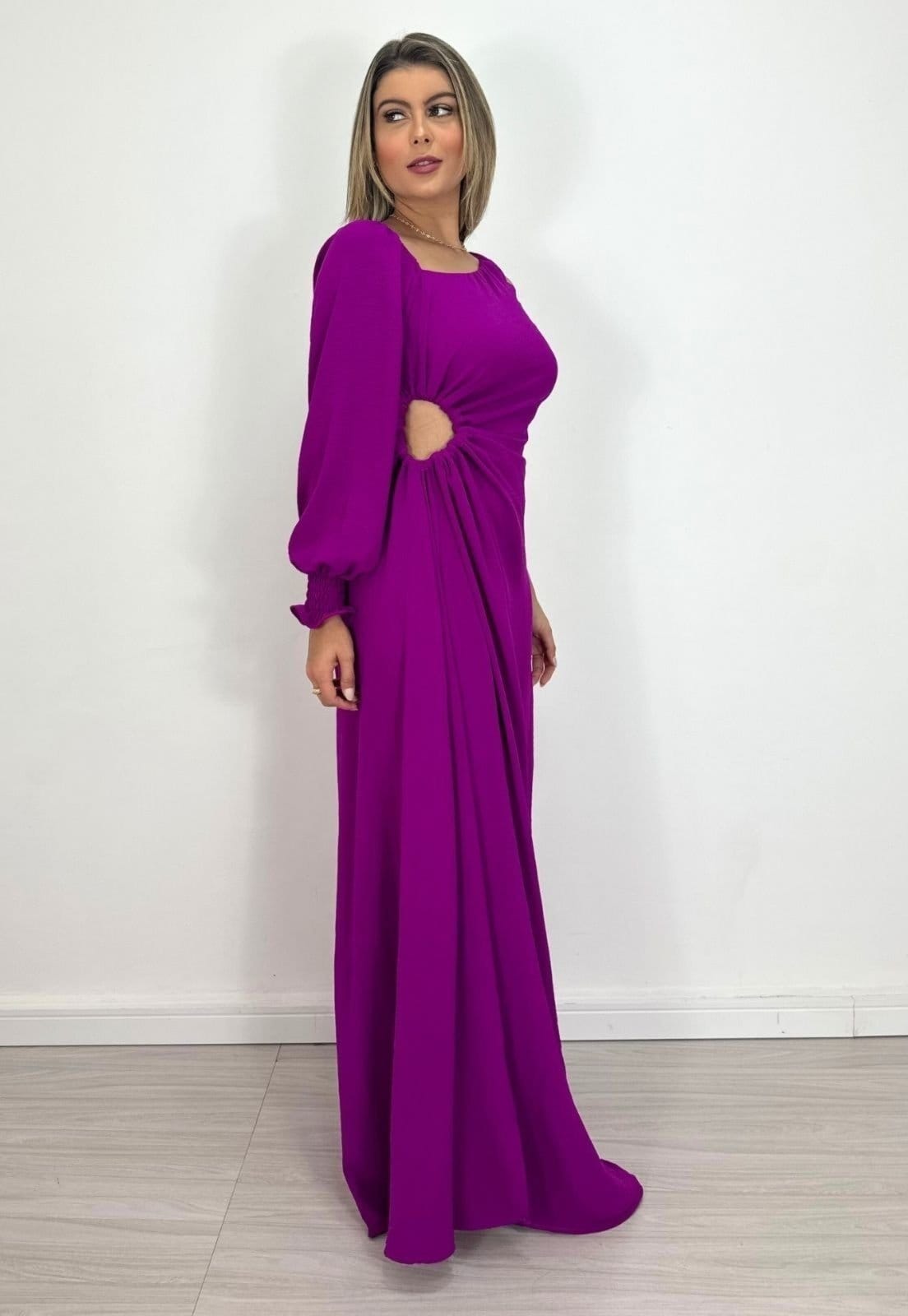 Vista 2 Vestido Longo uma Manga Longa Abertura Lateral e Fenda Yolanda Crepe Fúcsia Cia do Vestido roxo