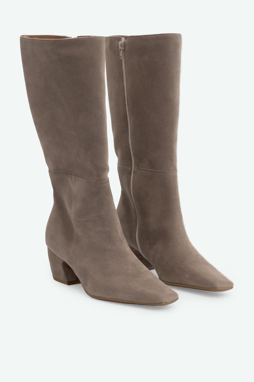 Vista 2 Bota Olga Suzana Santos cinza