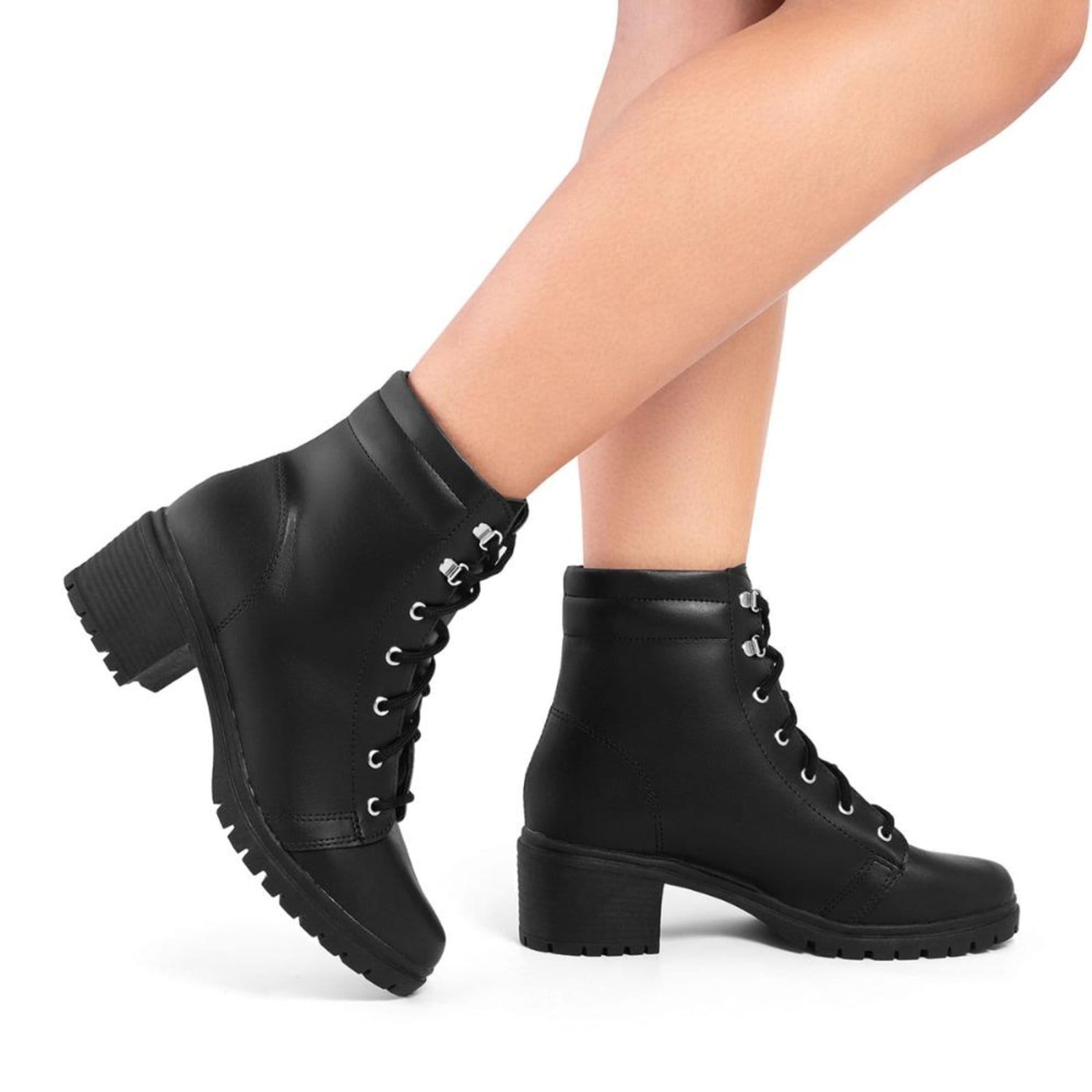 Vista 2 Bota Coturno Feminina Cano Baixo Tratorada Salto Confortável Stessy Shoes preto