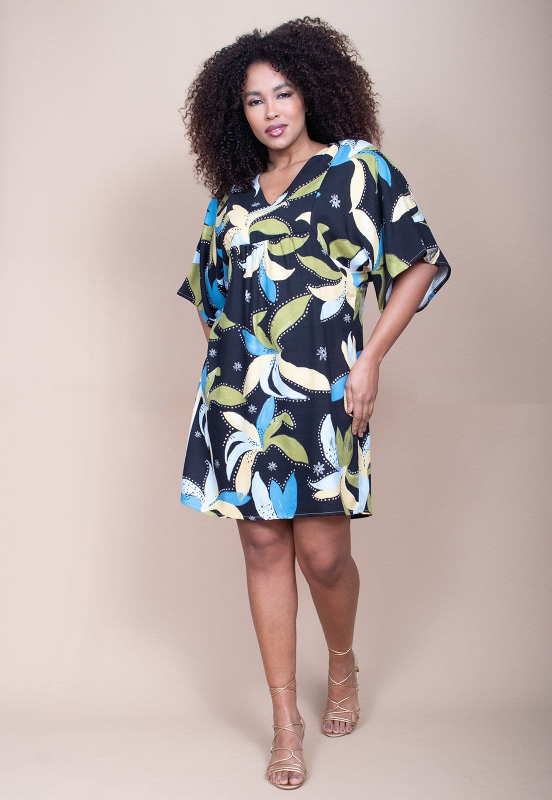 Vista 2 Vestido Curto Cabana Free Pequi Viscose Estampa Jardim Noturno Cabanafree azul/estampado/verde