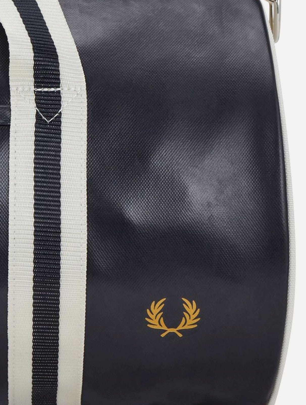 Vista 2 Bolsa Fred Perry Masculina Classic Barrel Off-White/Azul Marinho Fred Perry off-white white