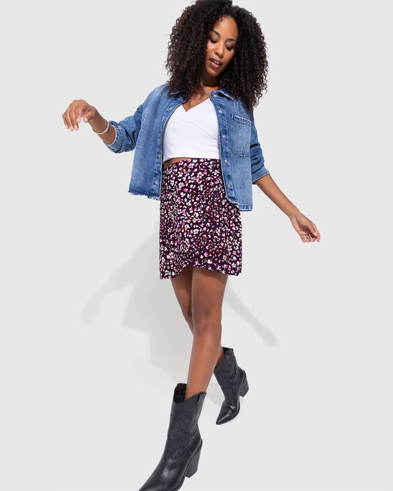 Saia Curta Feminina Estampada Com Pregas Laterais Em Viscose