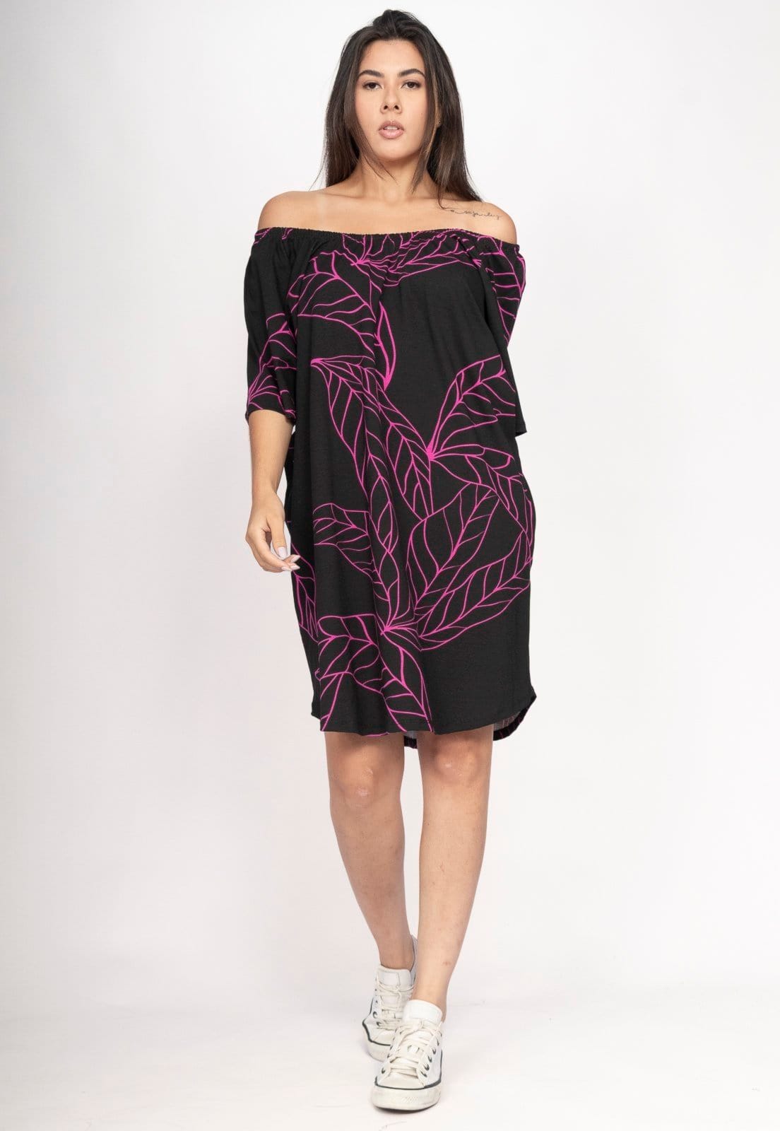 Vista 2 Vestido CabanaFree Curto Malha Ombro a Ombro Mullet Amplo Antúrios Lilás Cabanafree estampado