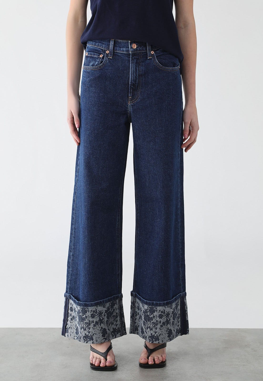 Calça Feminina GAP Barra Floral Reta Escura