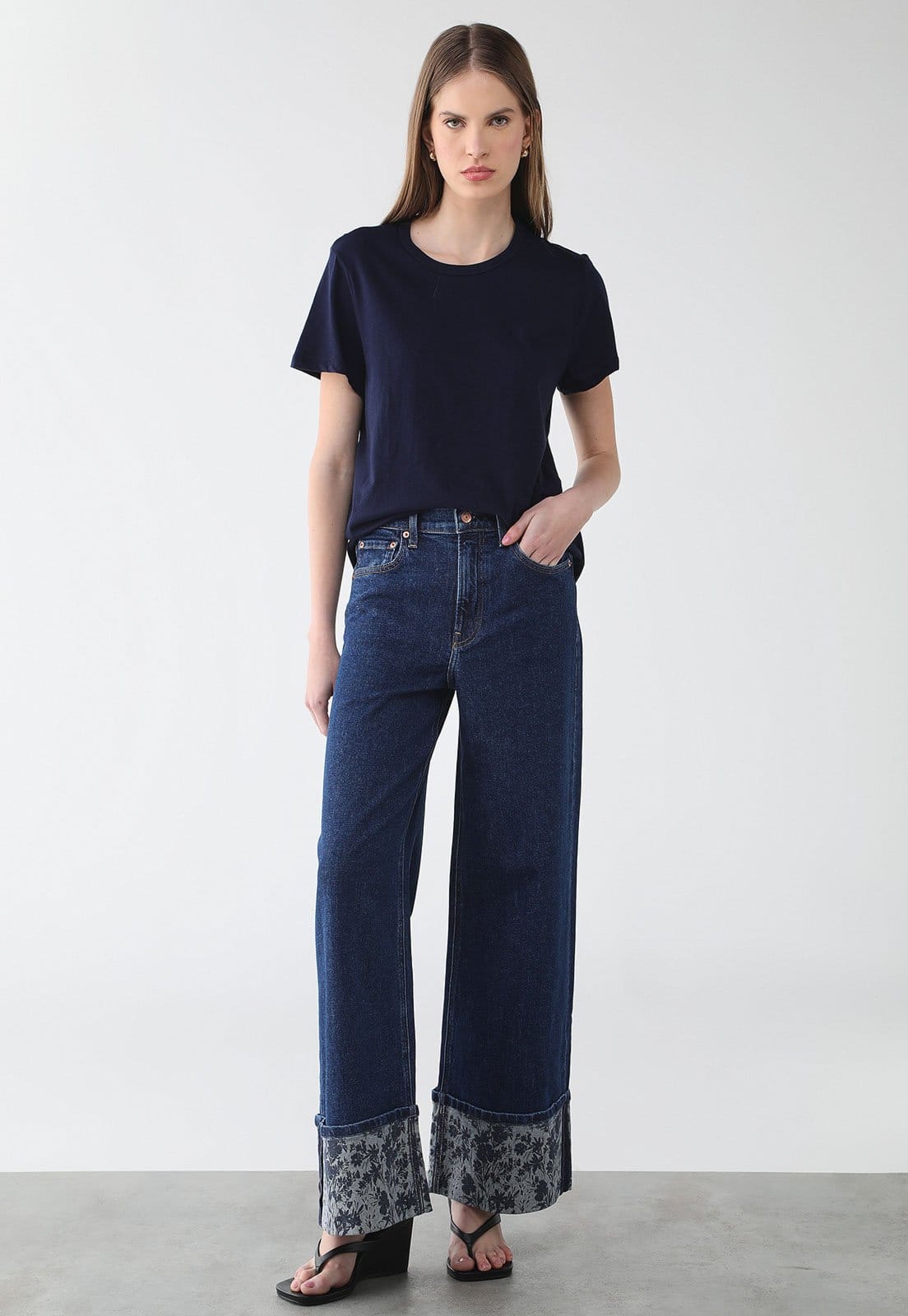 Vista 2 Calça Feminina GAP Barra Floral Reta Escura GAP azul