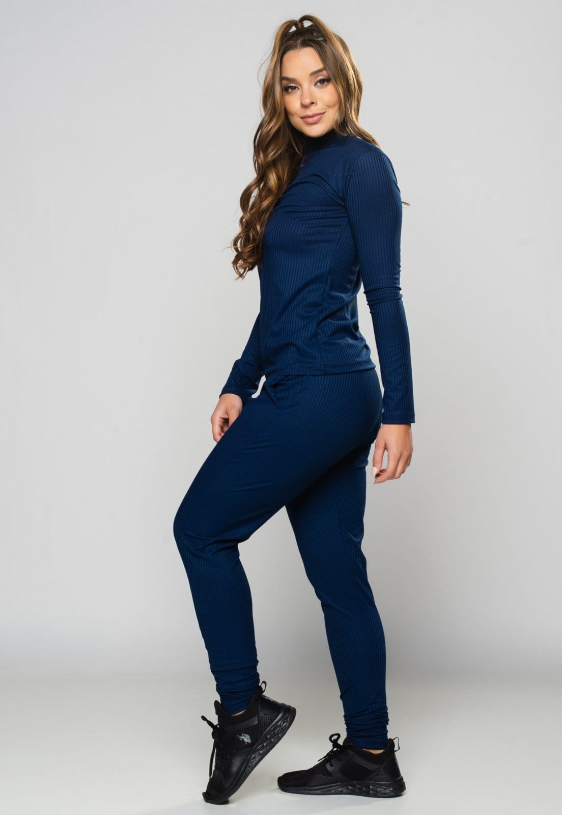 Vista 2 Conjunto MVB Modas Ribana Canelada Calça Jogger Cintura Alta e Blusa Gola Alta Mvb Modas azul/azul marinho azul