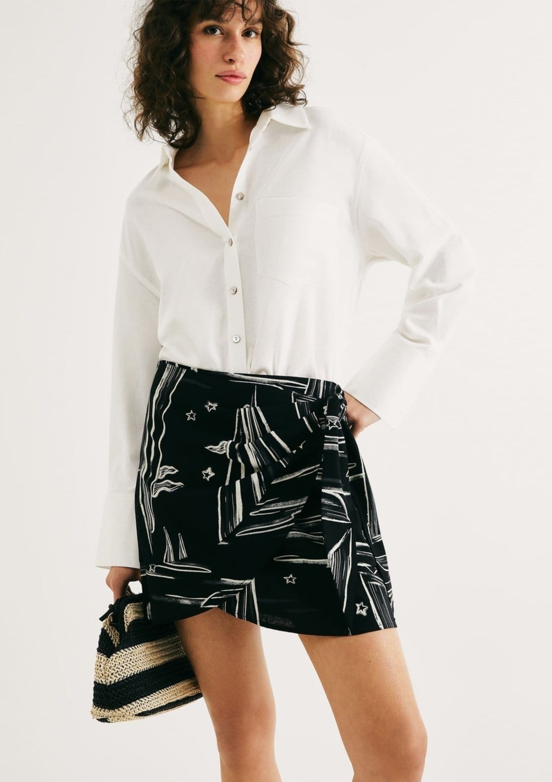 Vista 2 Saia Pareô Cintura Alta Estampada Hering preto