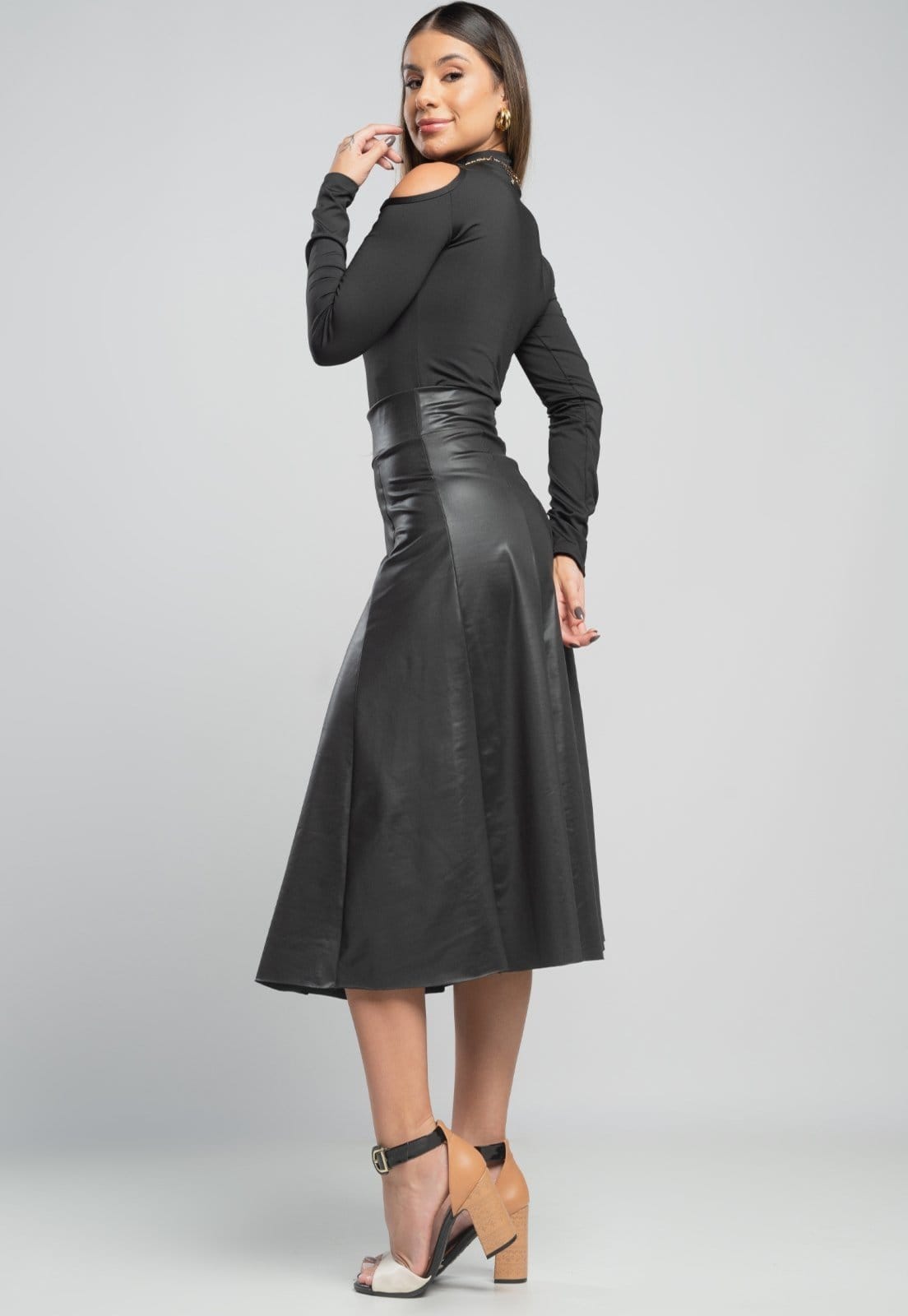 Vista 2 Saia MVB Modas Midi Godê Rodada Cintura Alta Cirrê Mvb Modas preto