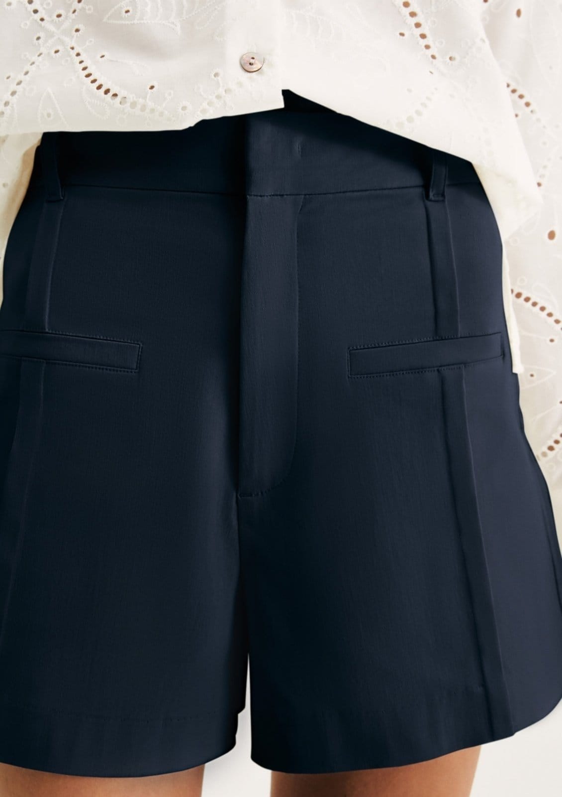 Vista 2 Shorts Feminino Em Alfaiataria Hering preto