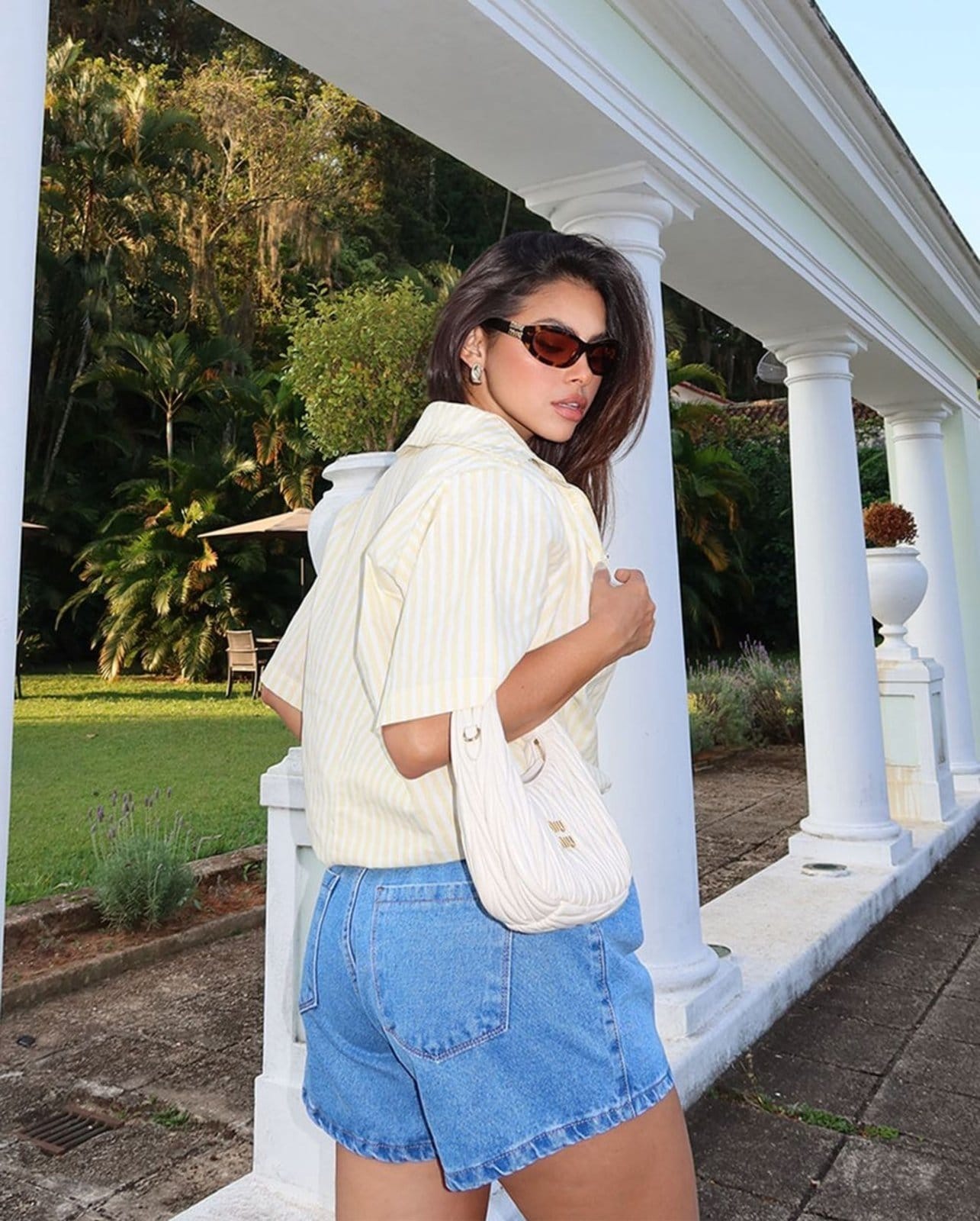 Vista 2 Shorts Mom Feminino Cintura Alta Detalhe Cós com Cinto 24236 Média Consciência jeans