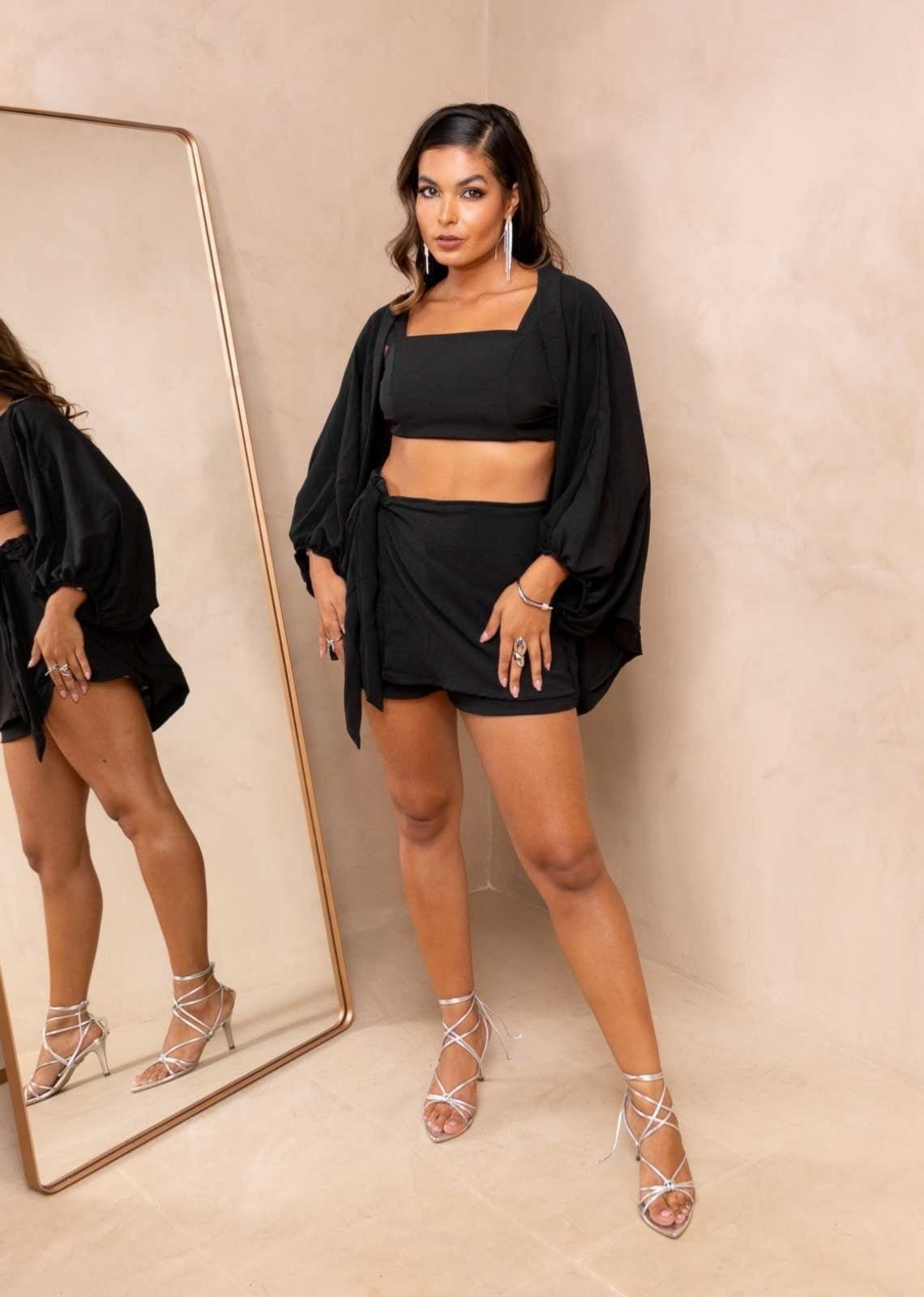 Vista 2 Conjunto 2 peças: Short-saia e Kimono Auryne Cia do Vestido preto