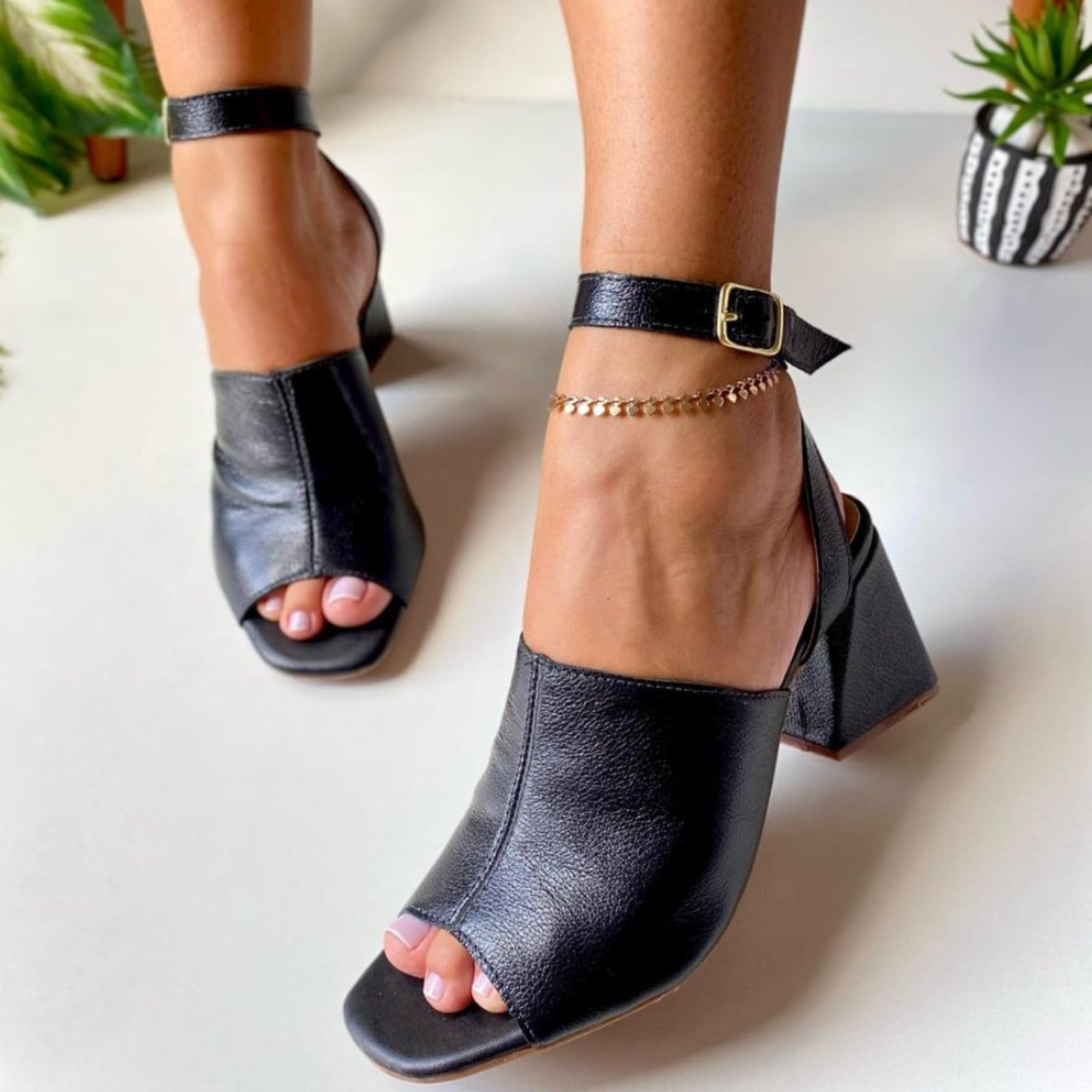 Vista principal Sandália Delazari Salto Bloco Preta Delazari preto