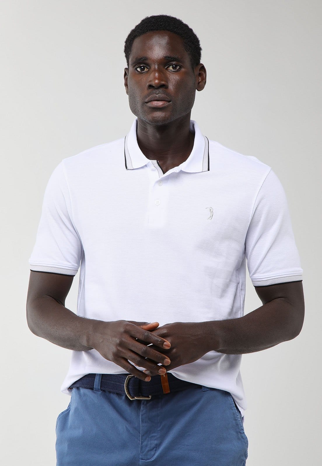 Vista principal Polo Masculina Aleatory Detalhe Gola Aleatory branco