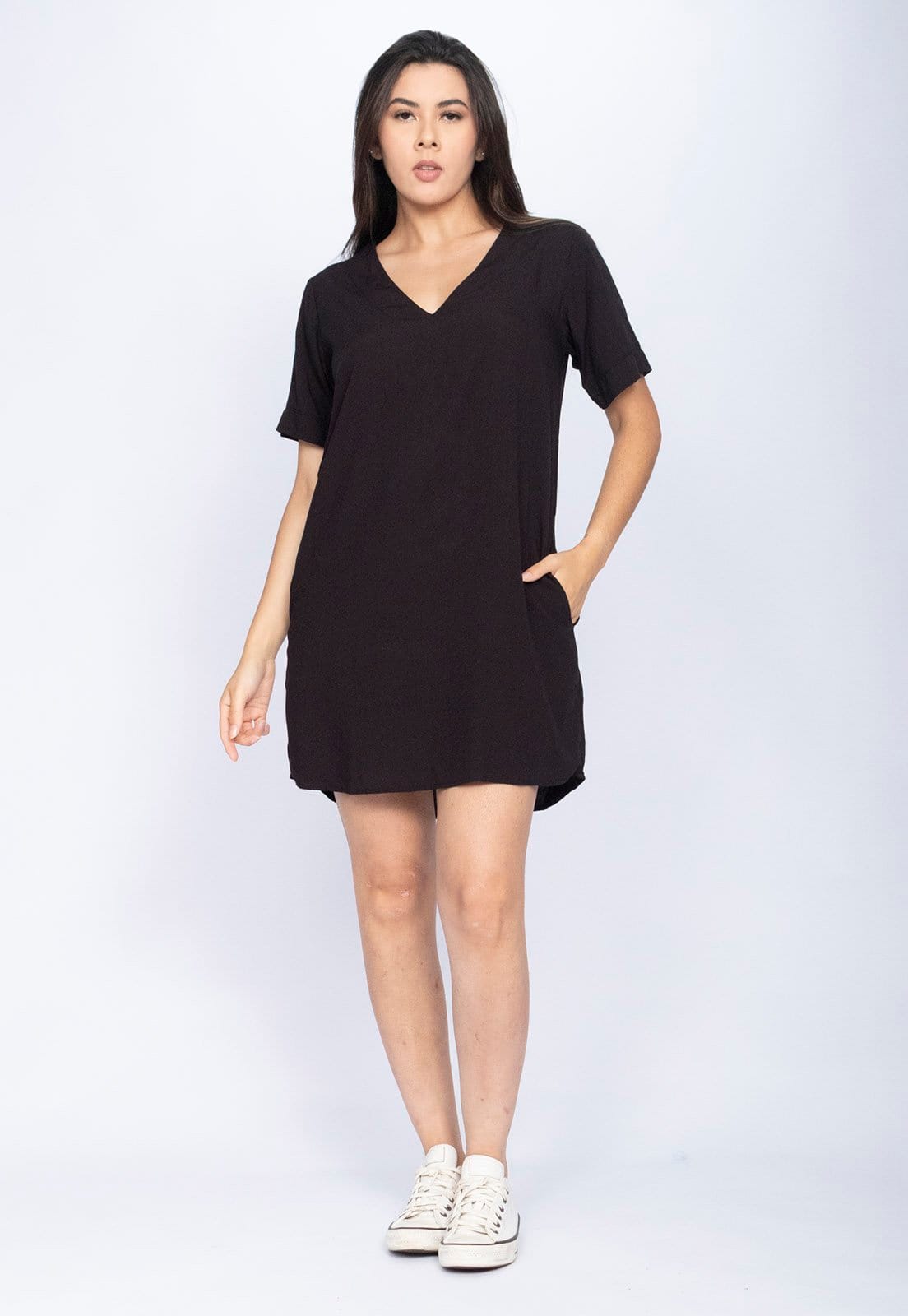 Vista 2 Vestido CabanaFree Curto Gola V Viscose com Bolso Cabanafree preto