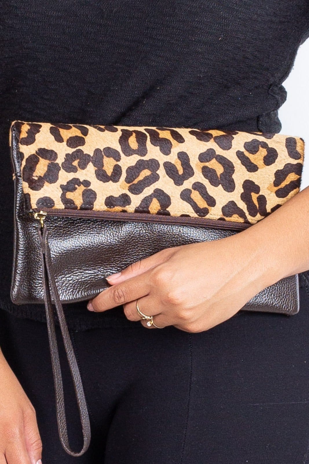 Clutch de couro estampado animal print Nikki