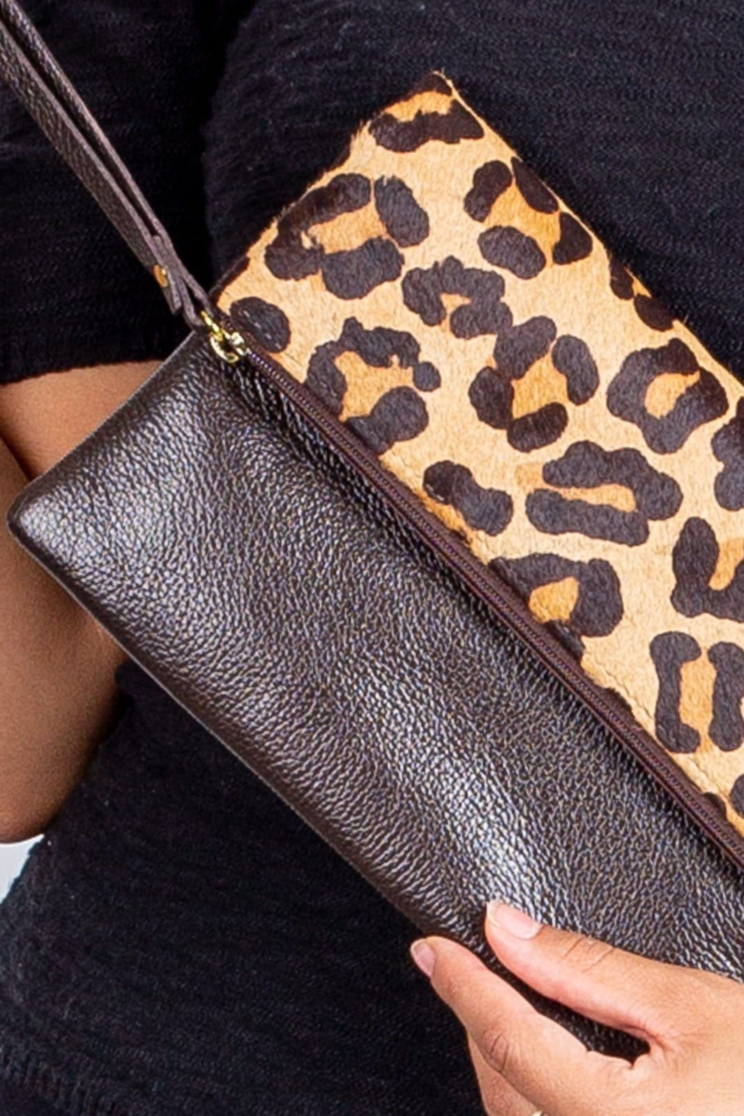 Vista 2 Clutch de couro estampado animal print Nikki Andrea Vinci onça