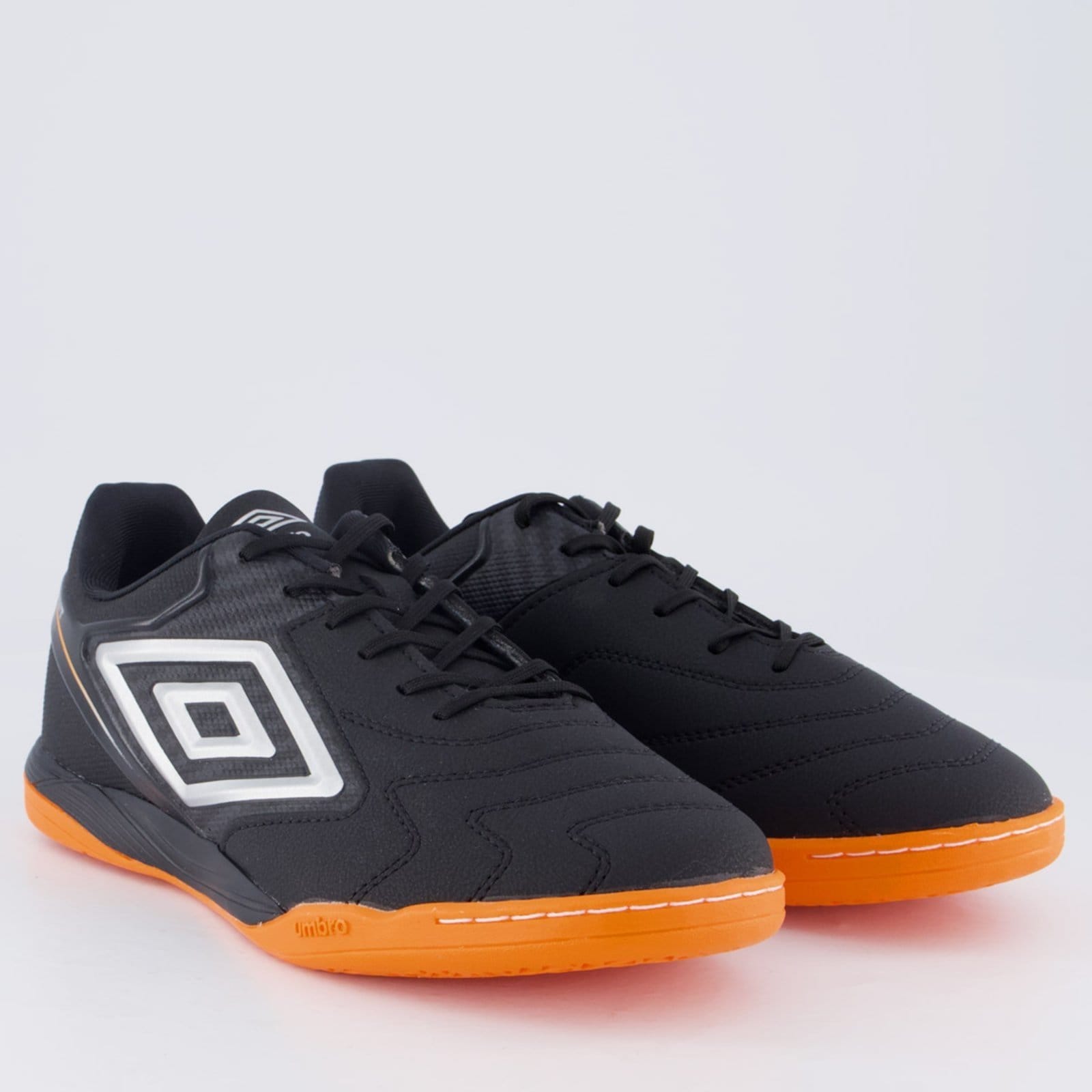 Vista 2 Chuteira Umbro Adamant Master Class Club Futsal Preta e Laranja Umbro preto